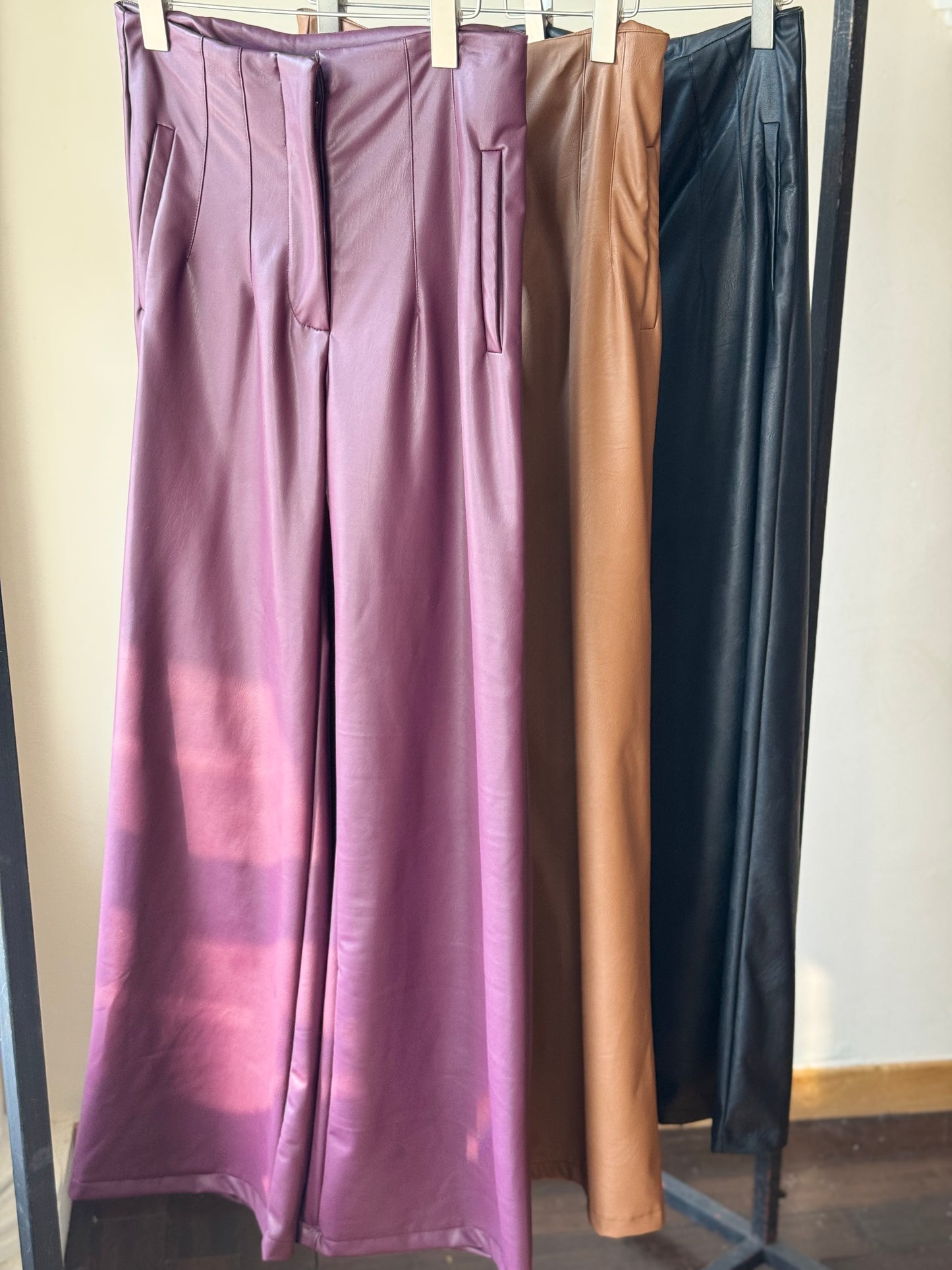 Pantalón con pinzas vinipiel