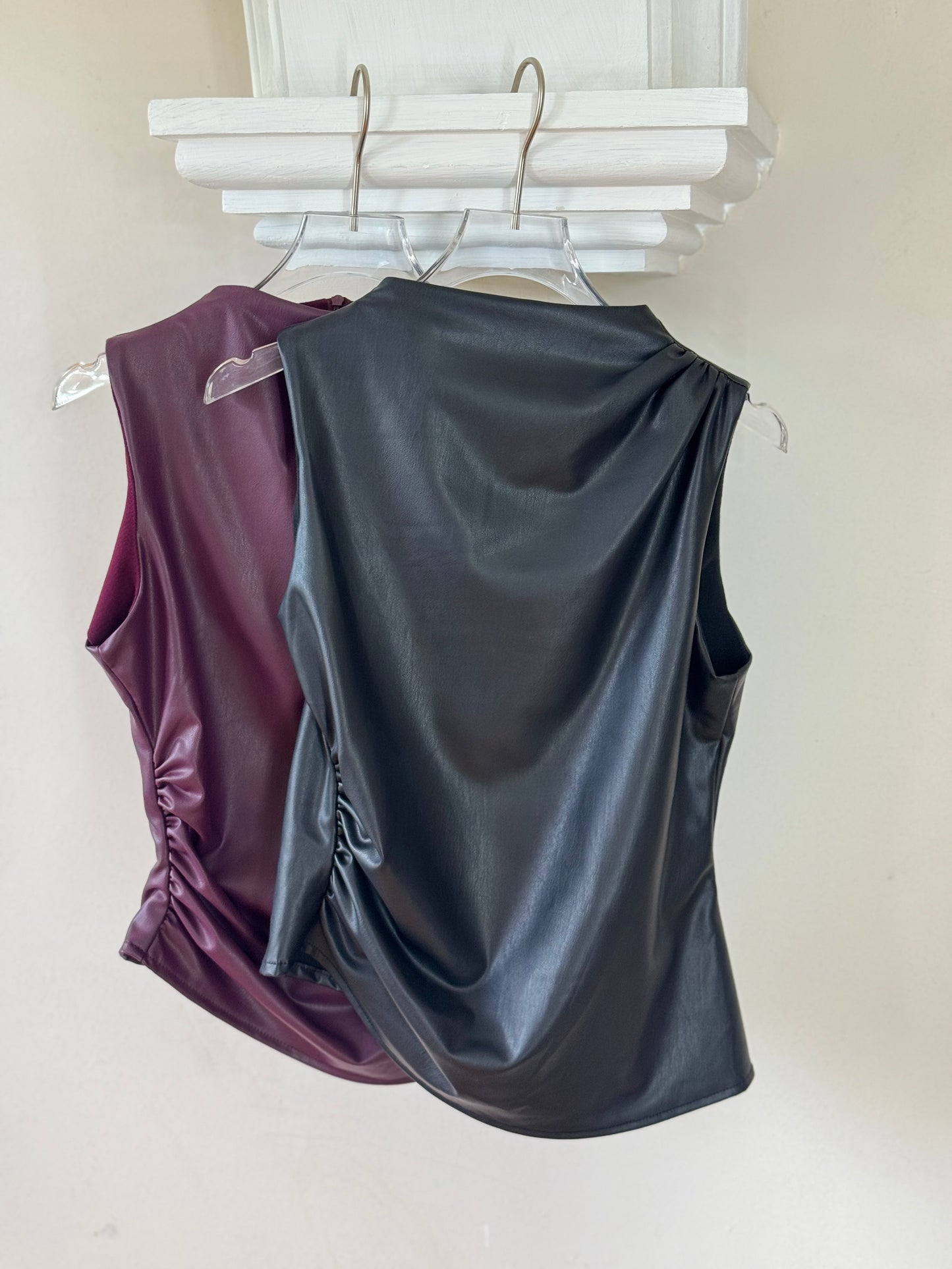 Top de vinipiel asimetrico