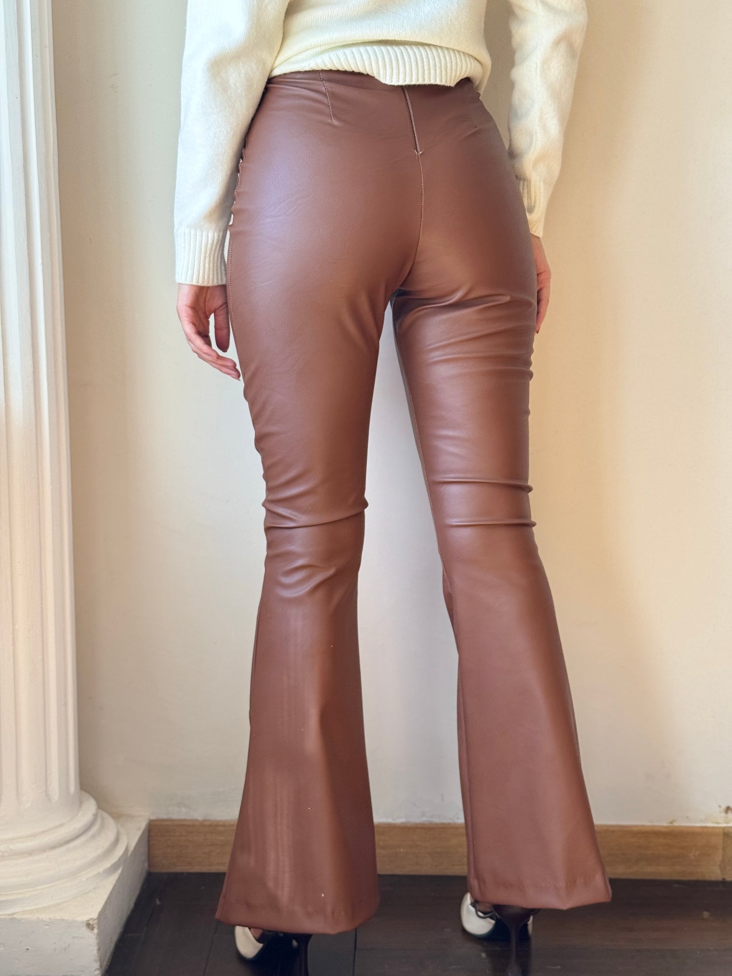 Pantalón  vinipiel acampanado