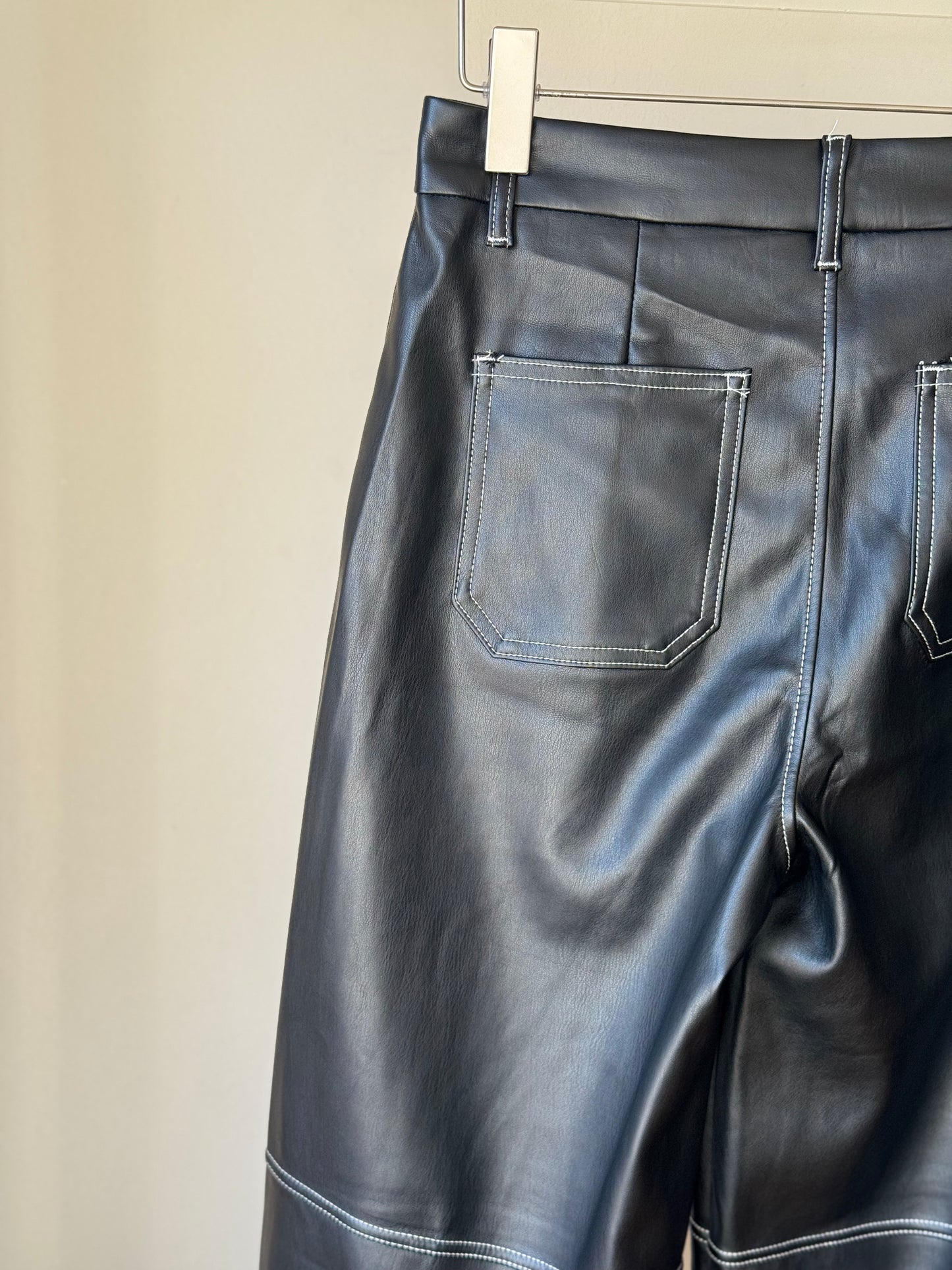 Pantalón de vinipiel con costura