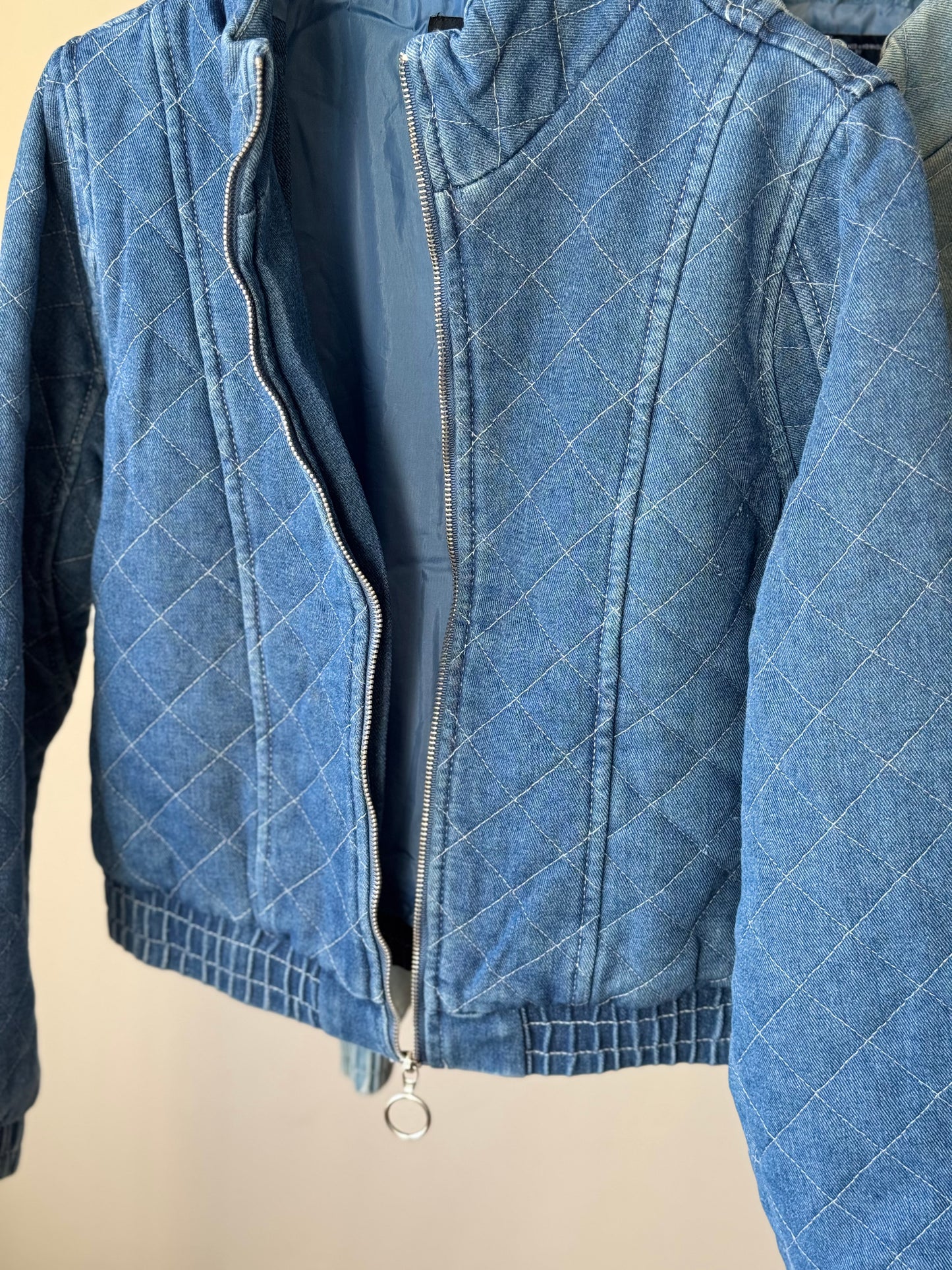 Chamarra capitonada de mezclilla