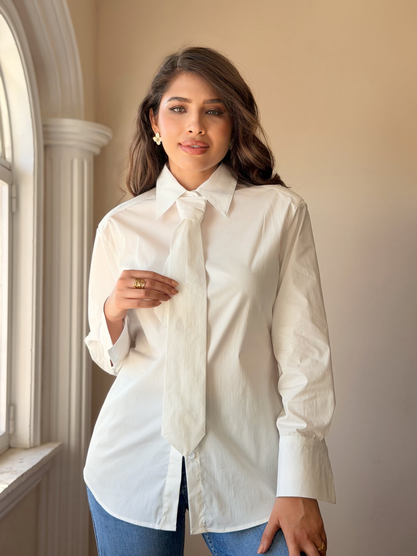Camisa con hombreras y corbata