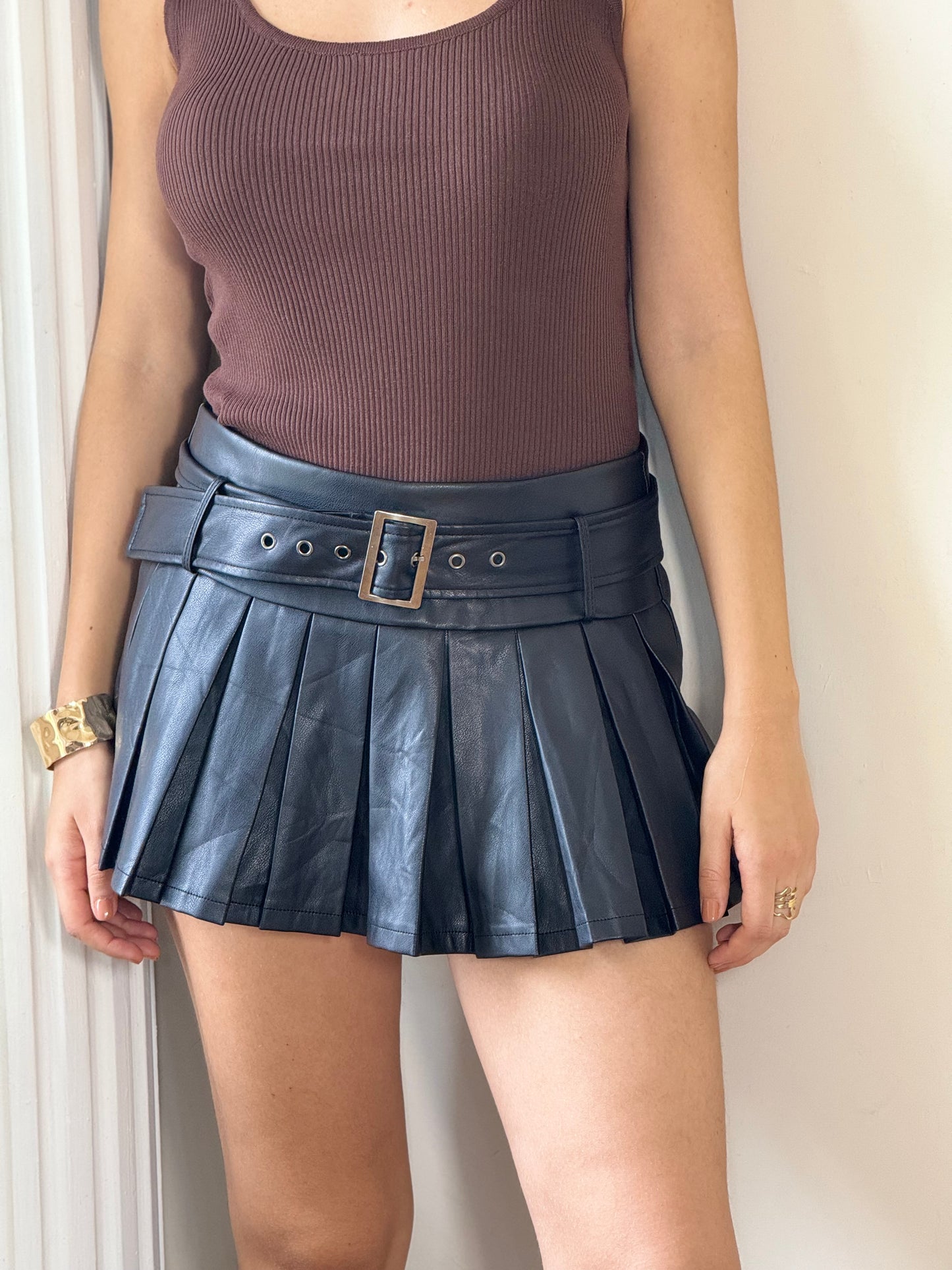 Falda tableada vinipiel con short