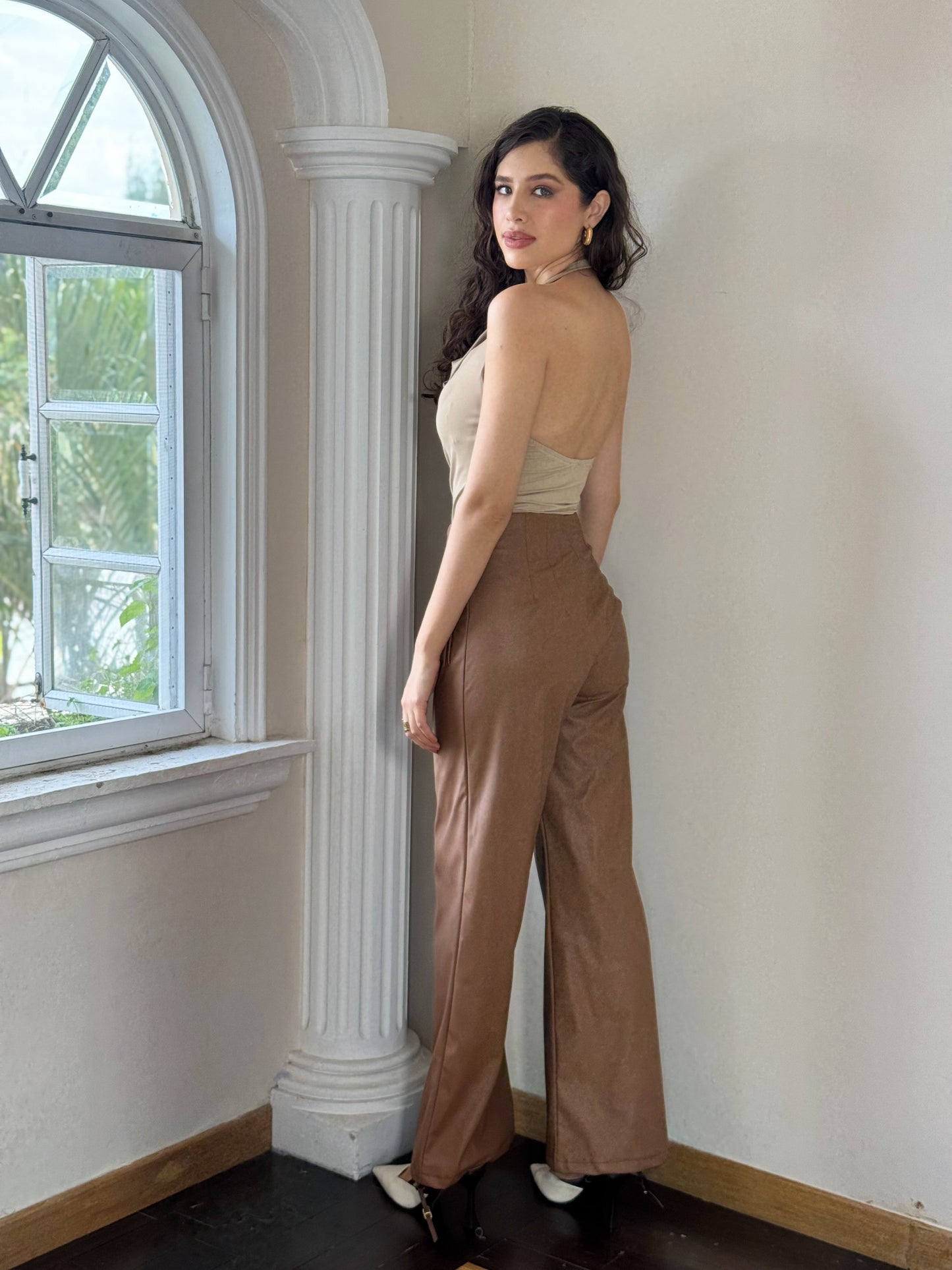 Pantalón con pinzas vinipiel