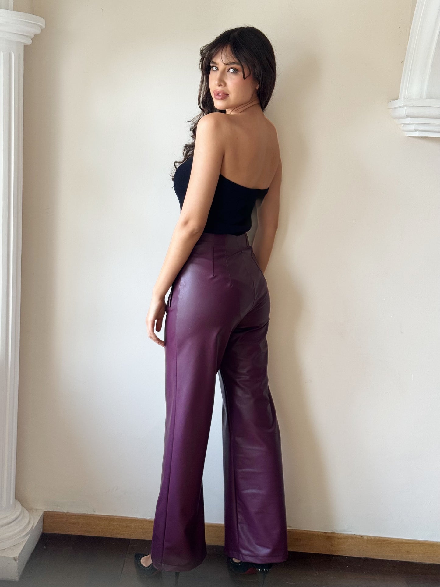 Pantalón con pinzas vinipiel