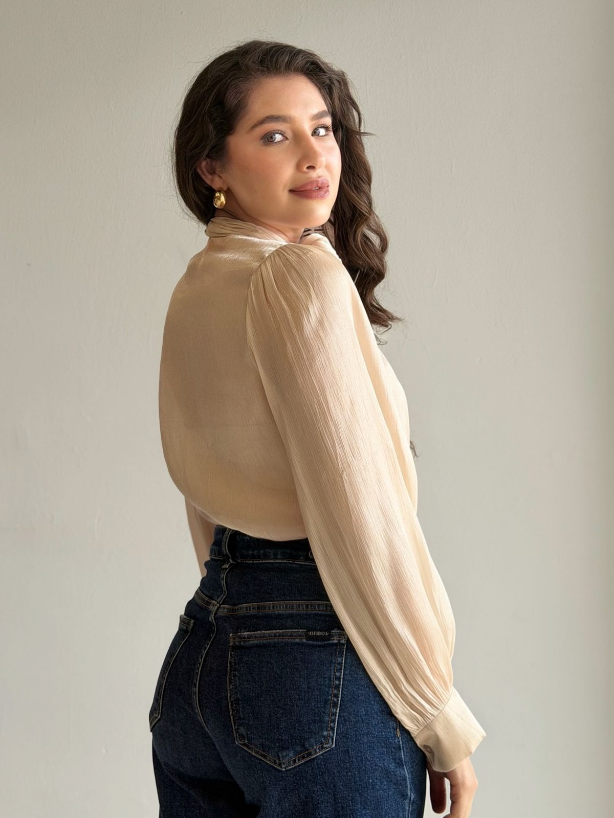 Camisa de satin con nudo